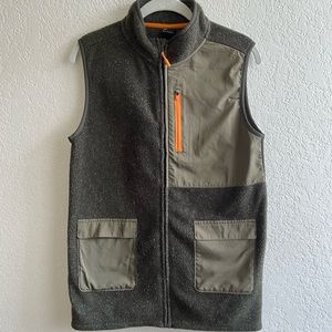 All In Motion Boys Youth Size 16 XL Adventure Vest Green With Zipper Pocket